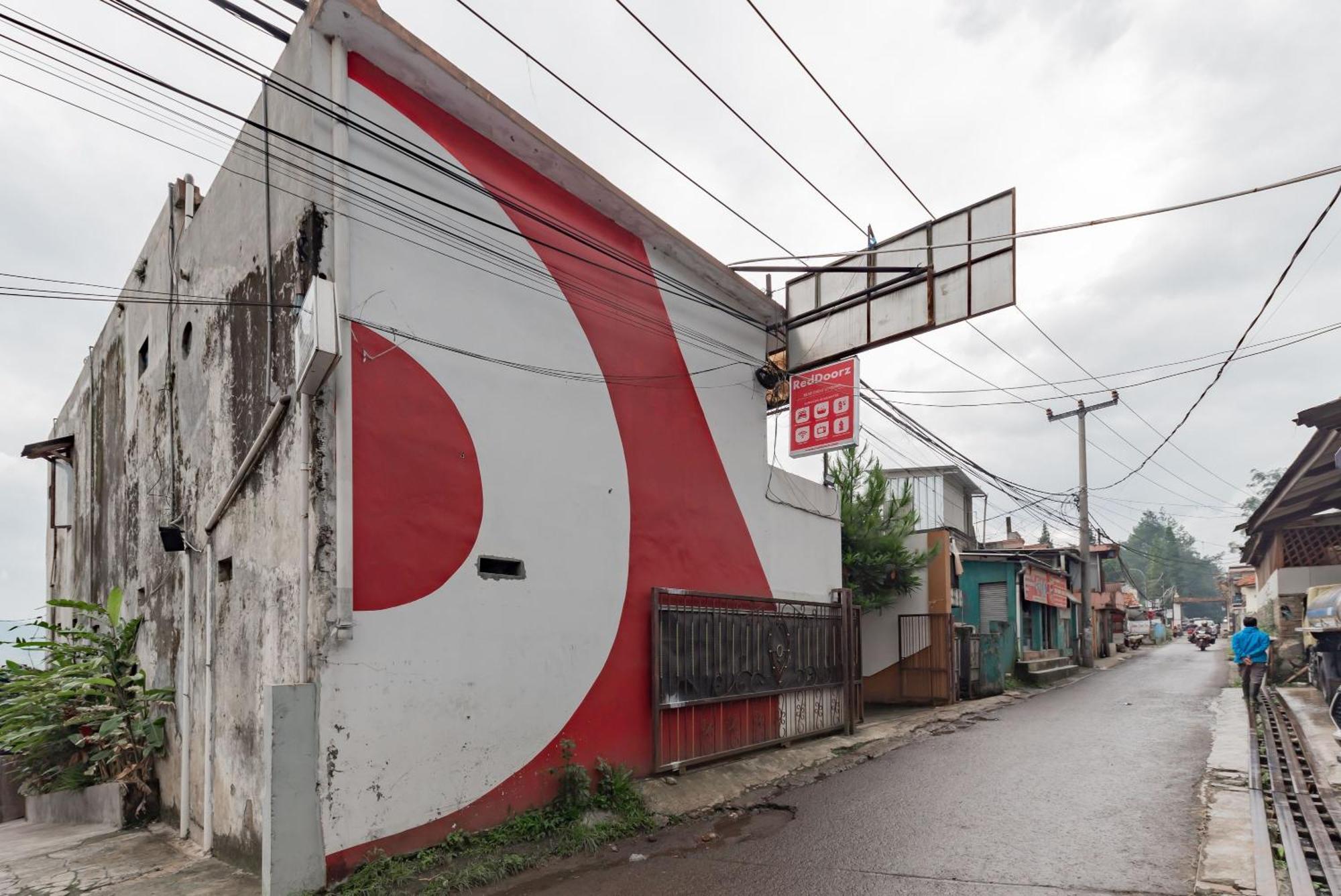 ホテル Reddoorz Near Cikole レムバン エクステリア 写真
