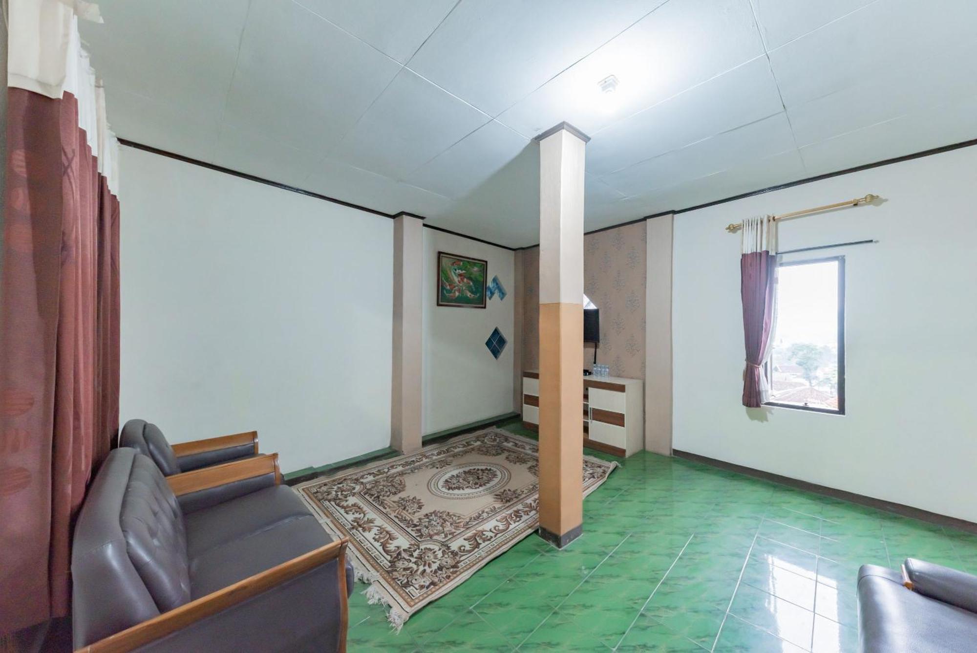 ホテル Reddoorz Near Cikole レムバン エクステリア 写真