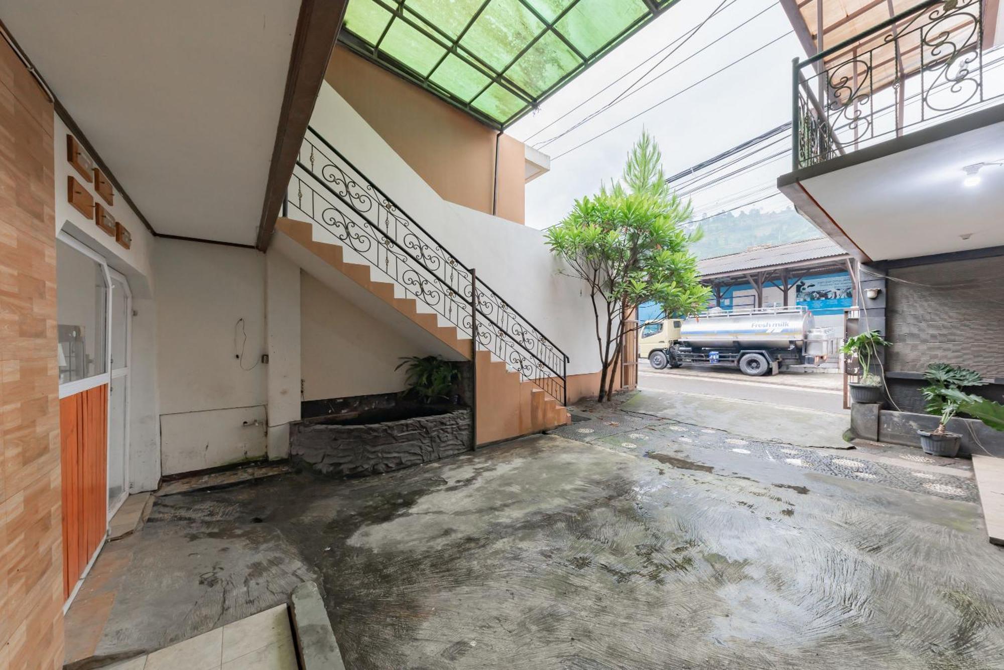 ホテル Reddoorz Near Cikole レムバン エクステリア 写真