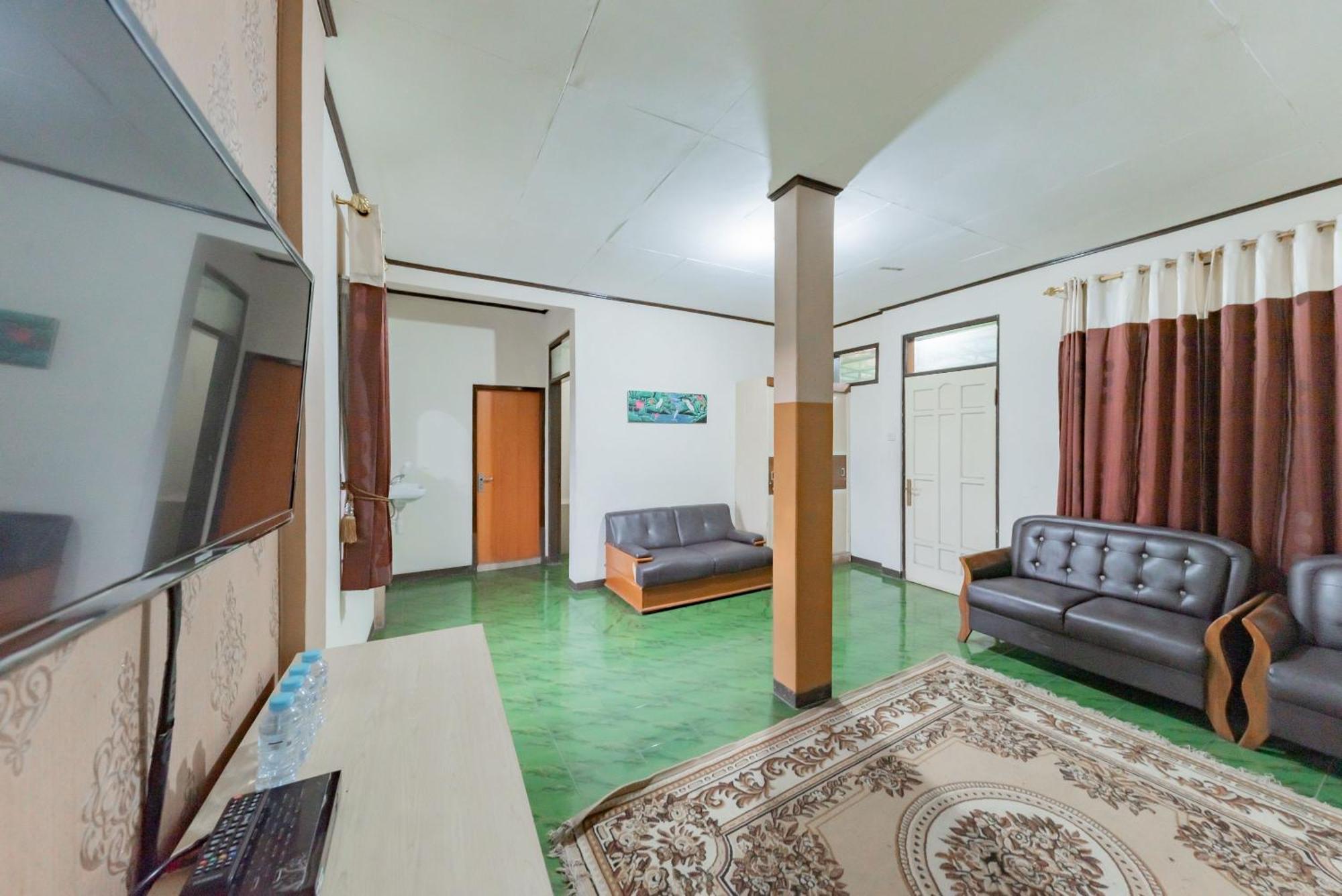 ホテル Reddoorz Near Cikole レムバン エクステリア 写真