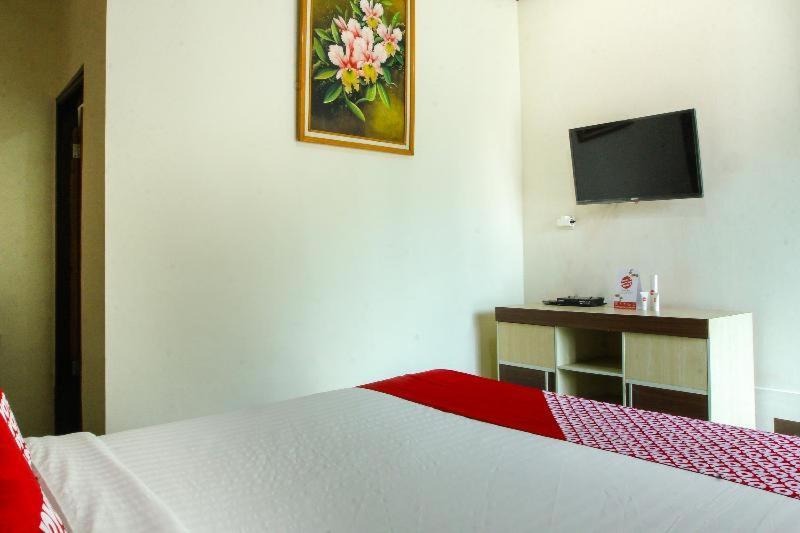 ホテル Reddoorz Near Cikole レムバン 部屋 写真