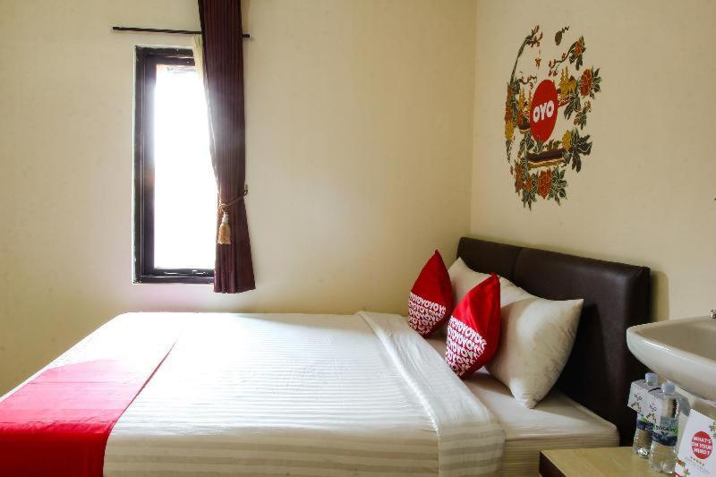 ホテル Reddoorz Near Cikole レムバン 部屋 写真